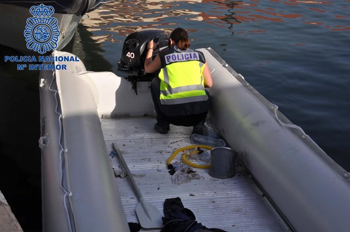 Imagen de una patera intervenida