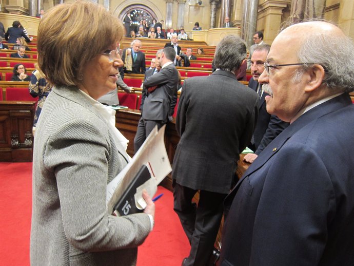 Los consellers I.Rigau y A.Mas-Colell en el pleno del Parlament