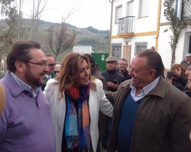 Susana Díaz visita Serrato con vecinos
