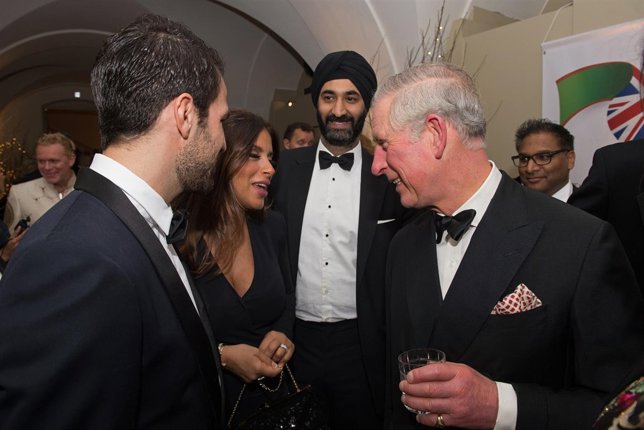 Cesc fabregas con el principe carlos de inglaterra