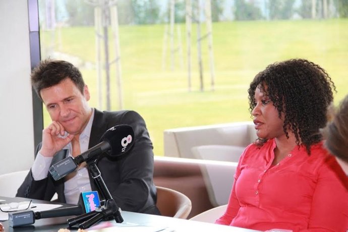 El doctor Iván Mañero y la paciente Aminata