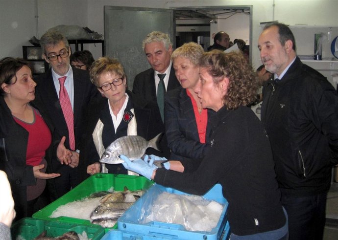 Elena Víboras visita a pescadores de Adra