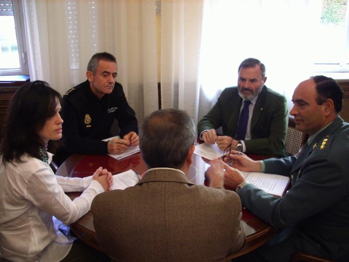 Lillo, de frente a la derecha, en la reunión sobre el plan de seguridad escolar.