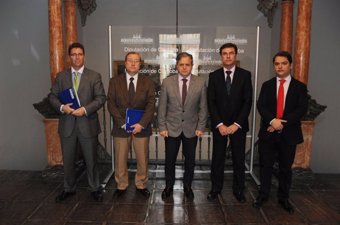 Fuentes (centro)  con los responsables de Caja Rural del Sur y del ICHL