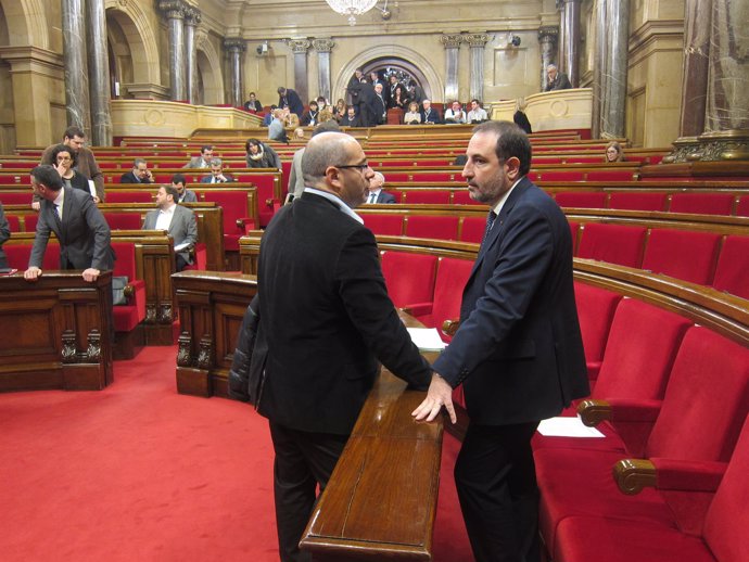 El conseller R.Espadaler con el diputado Lluís Guinó en el pleno del Parlament