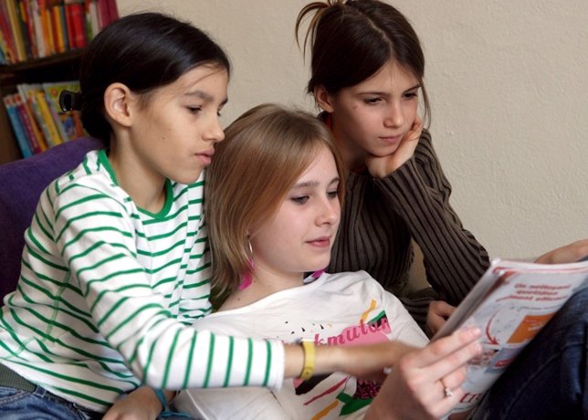 Grupo de adolescentes leyendo una revistaGroupe d'adolescentes lisant un magazin