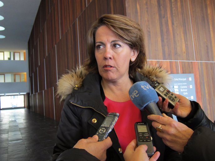 Yolanda Barcina atendiendo a los periodistas