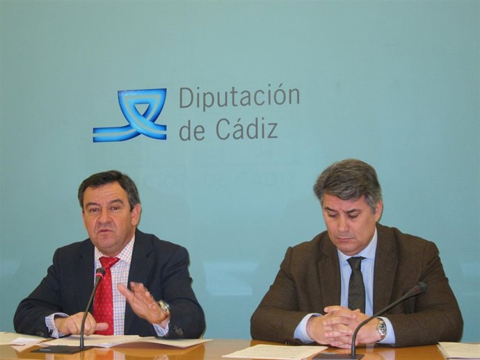 Loaiza (izq.) en rueda de prensa