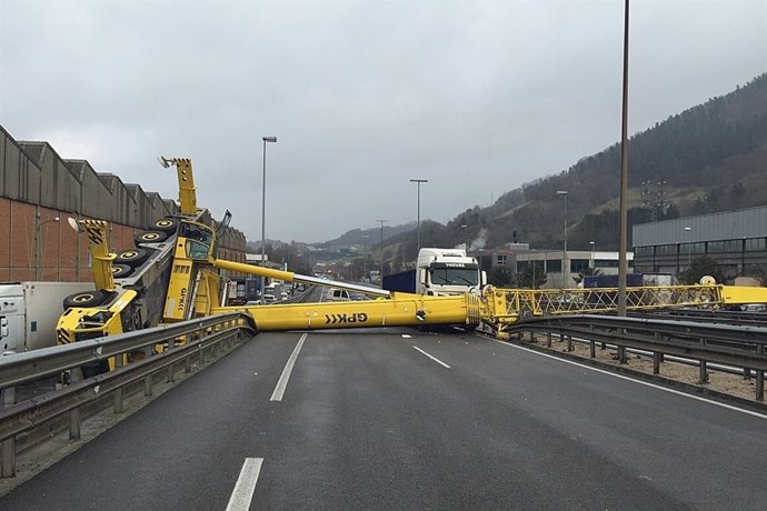 Grúa en la carretera