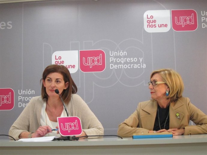 Maite Pagazaurtundua junto a Rosa Díez