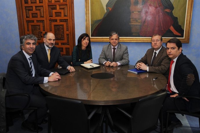 Fuentes (centro), en la firma con CajaSur