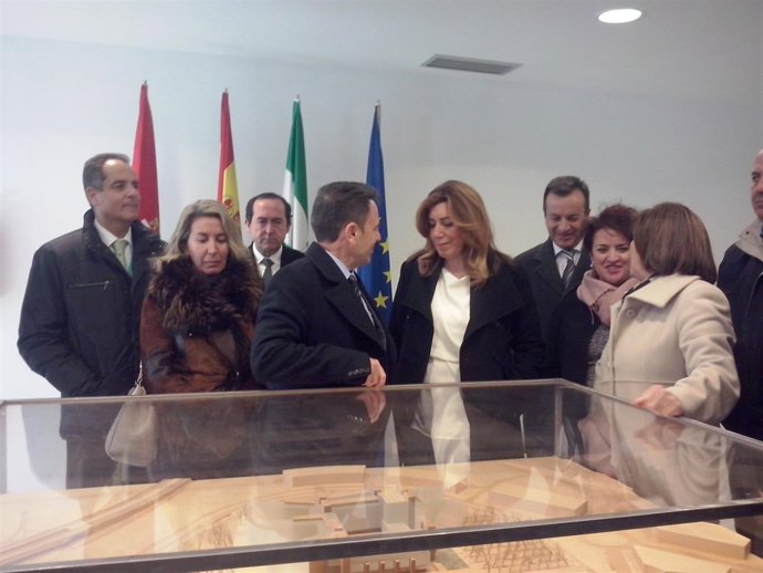 La presidenta de la Junta visita el laboratorio del Hospital del PTS