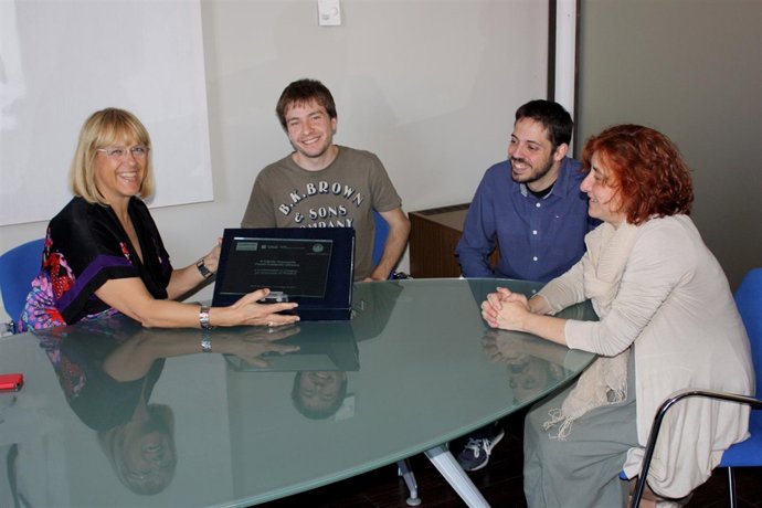 Javier Sanjuán y Aitor Forniés con la vicerrectora de la UZ Pilar Zaragoza