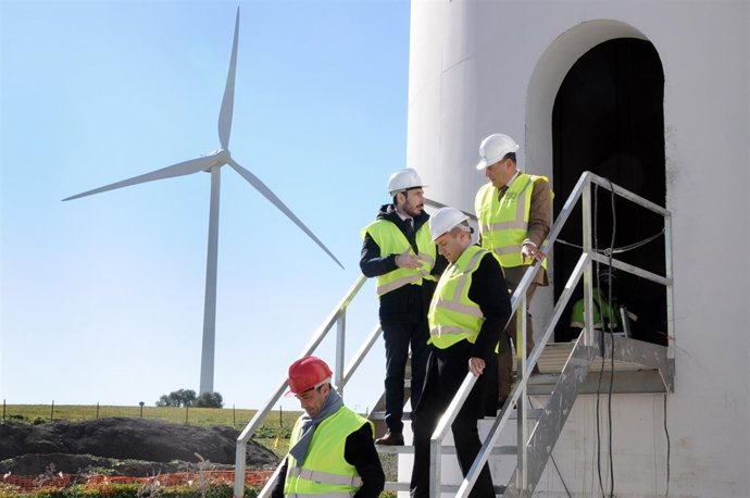 Visita de representantes de Junta al parque de EDP Renovables en Medina Sidonia