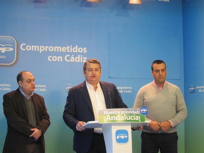 Sanz, en el centro, durante la rueda de prensa