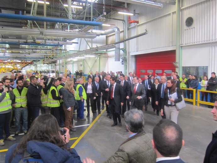 Rajoy en su visita a la planta de Almussafes