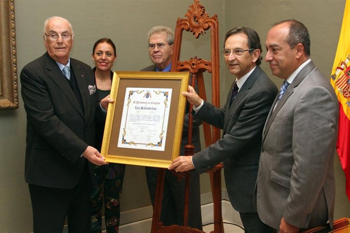 Entrega de la placa