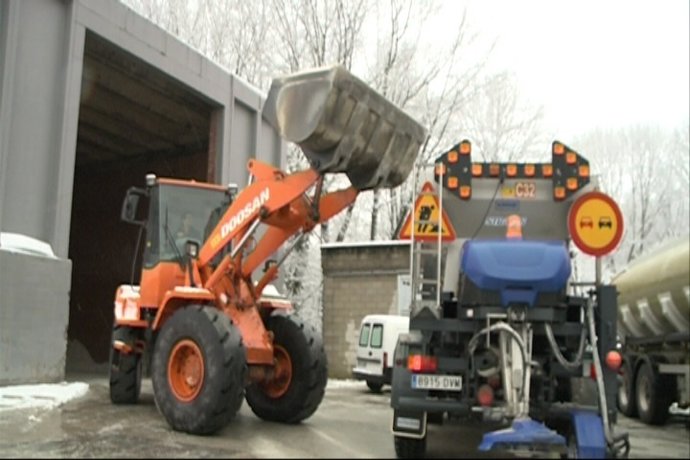 Operarios cargan de sal un camión quitanieves