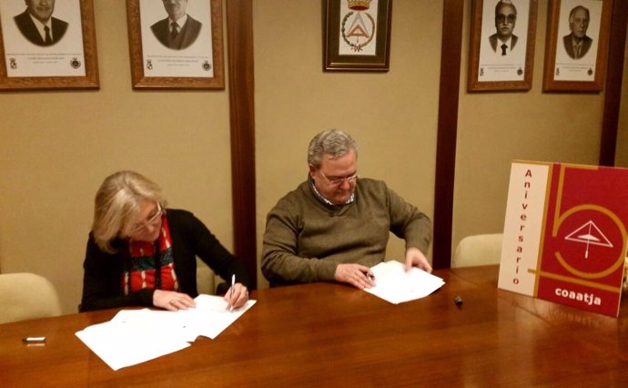 Mártir y Quesada firman el convenio de colaboración.