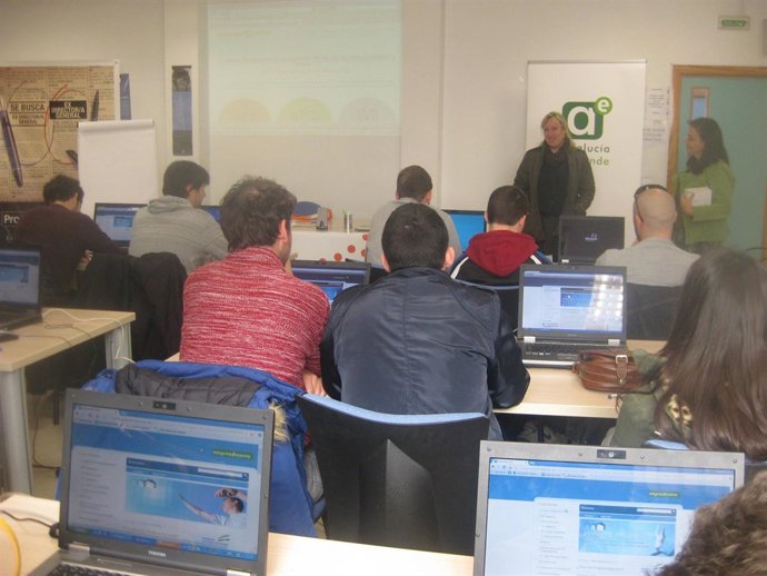 Jovenes participantes escuchando la experiencia de una emprendedora