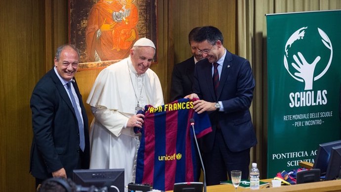 Bartomeu entrega una camiseta blaugrana al 'Papa Francesc' en el Vaticano