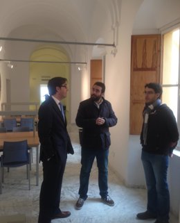 Mayoral (centro) en la sala estudio