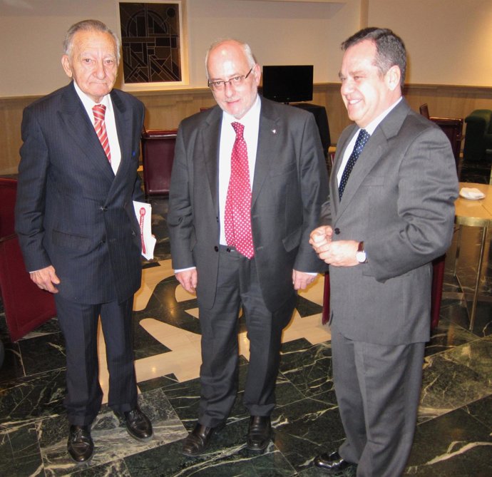 Benigno Blanco (en el centro) antes de ofrecer una conferencia