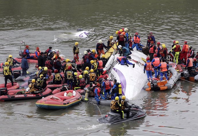 Accidente de avión en Taipei, Taiwán, Labores de rescate en el río Keelung