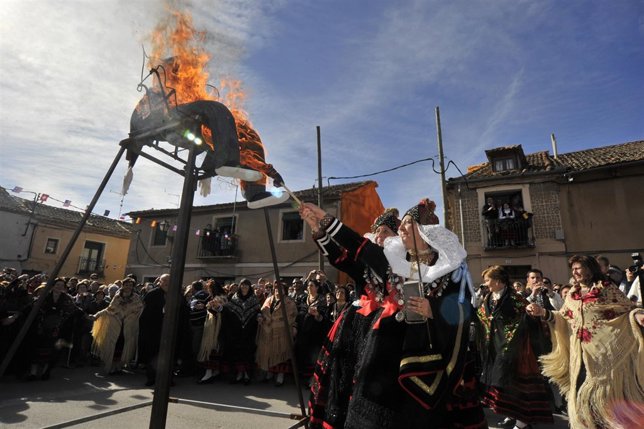 Las alcaldesas de Zamarramala queman el pelele