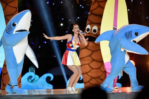 Katy Perry en la Super Bowl con los tiburones