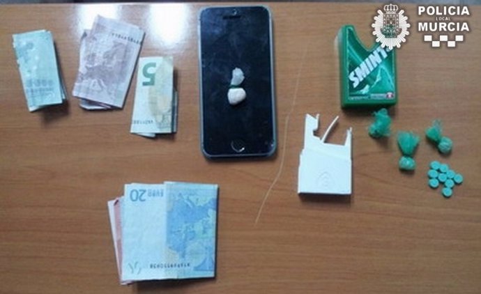 Imagen de la droga, el móvil y el dinero intervenidos