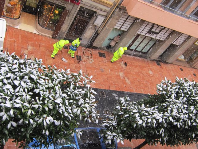 Operarios limpian las calles de nieve en Oviedo