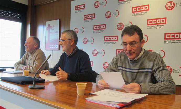 Los secretarios regionales de UGT y CC.OO en la rueda de prensa
