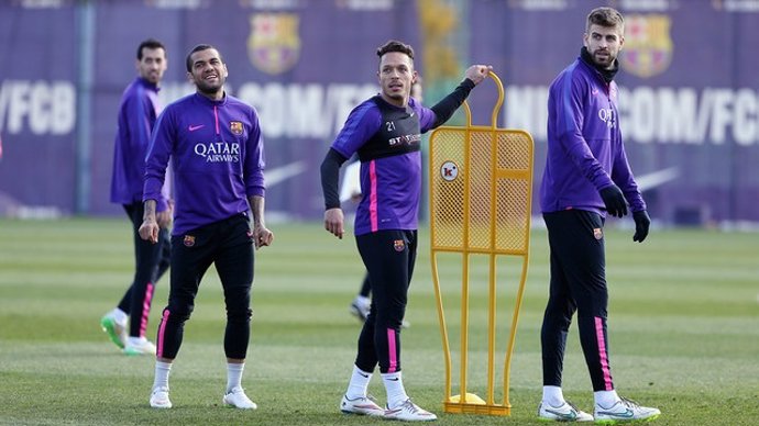 Alves, Adriano y Piqué en el entrenamiento del FC Barcelona 