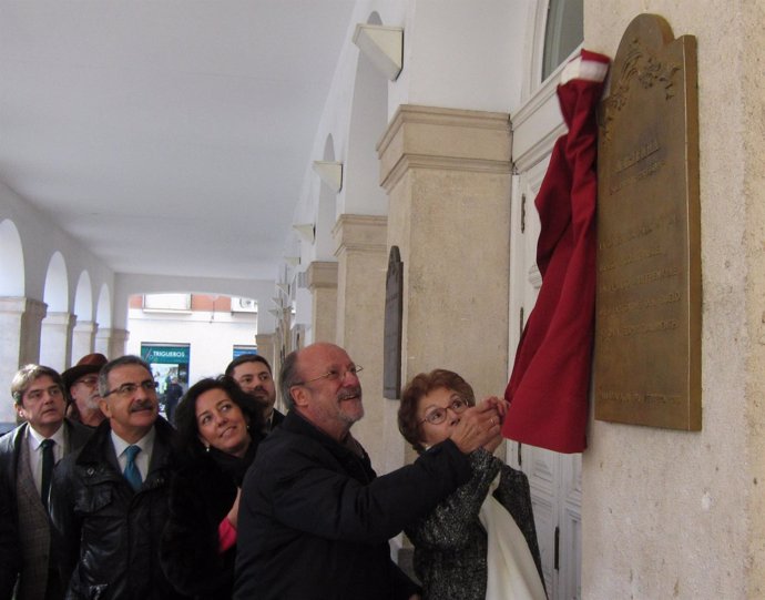 El alcalde de Valladolid y una sobrina de Mariemma descubren la placa
