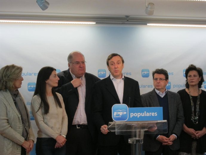 Hernando, en rueda de prensa junto a diputados en Almería