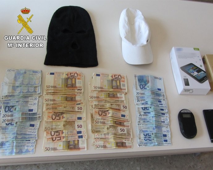 Objetos y dinero incautado en el registro domiciliario