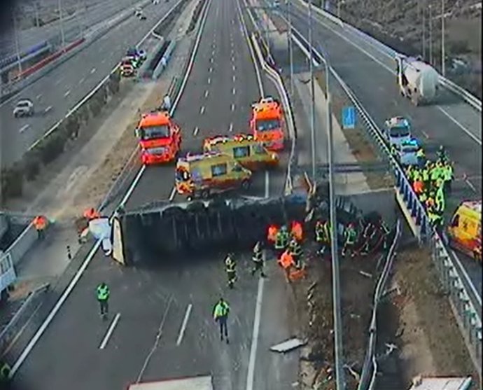 Accidente trailer y furgoneta en la M-45