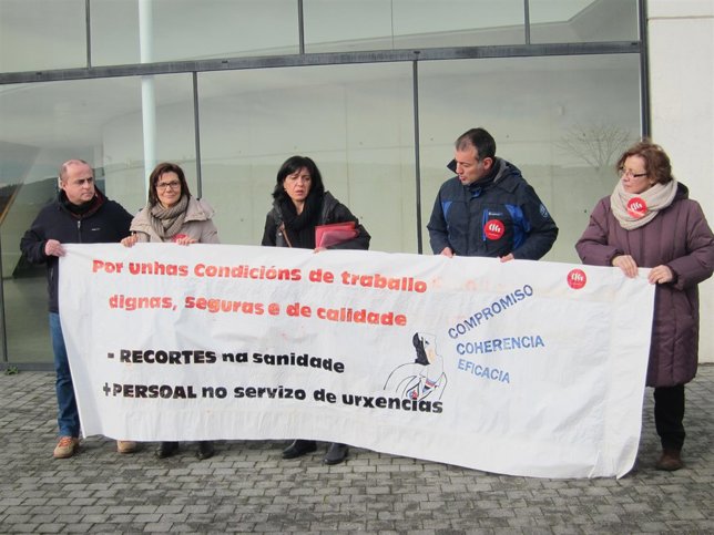 Miembros de la CIG ante el edificio del Sergas