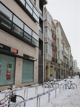 Zona acordonada pro la policía local por desprendimiento de nieve en cornisa