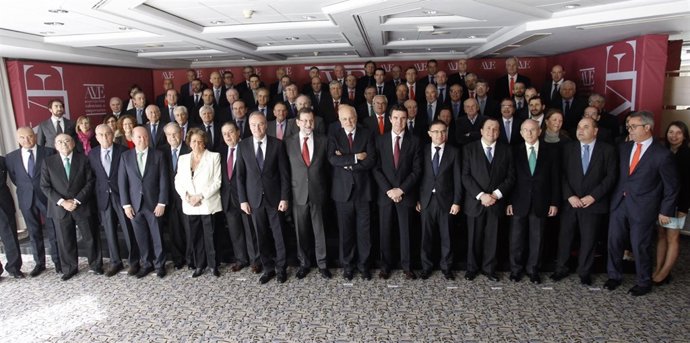 Rajoy, en el centro junto a Juan Roig, con Fabra, Barberá y socios de AVE.