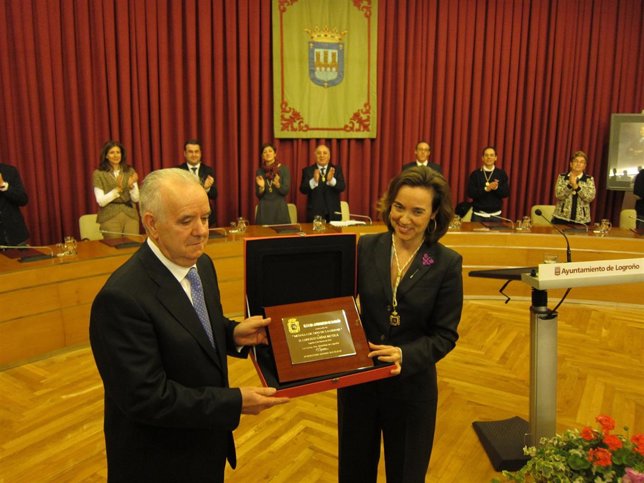 Lorenzo Cañas recibe la distinción de manos de Gamarra