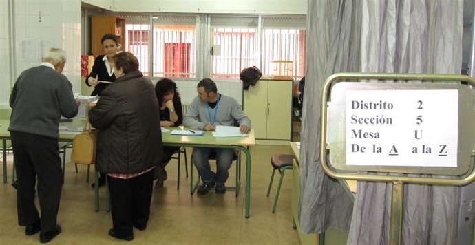 Dos Personas Se Acercan Para Ejercer Su Derecho Al Voto