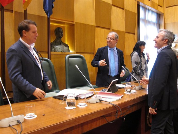 Jerónimo Blasco y Fernando Gimeno (PSOE) junto a Jorge Azcón (PP)