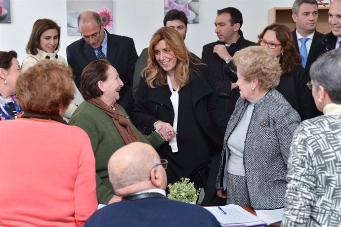 Susana Díaz visita los talleres de memoria para personas mayores de San Roque