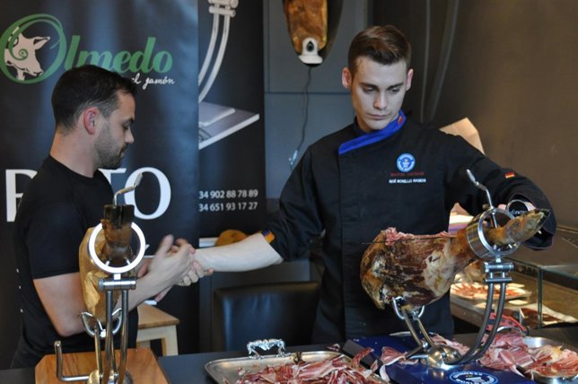 El valenciano Noé Bonillo consigue el Guinness cortando jamón