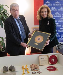 Almazán y Beneyto con un disco de Oro de Iturbi en la rueda de prensa 