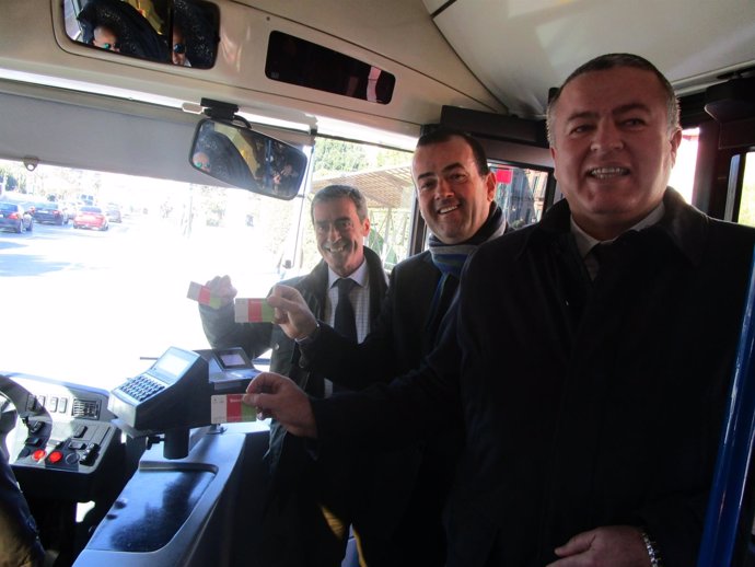 Sánchez-Solís, Iniesta y Bernabé suben a un autobús con su Bono