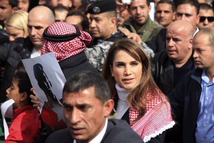 Rania de Jordania se suma a una manifestación en Amán
