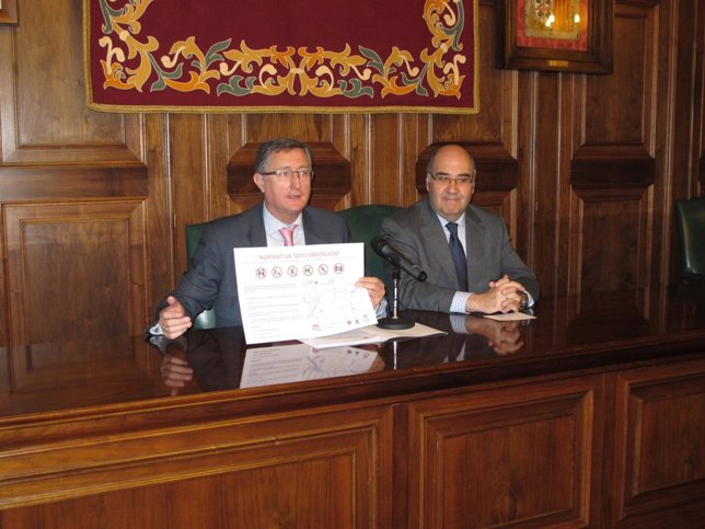 El alcalde con el cartel del toro ensogado